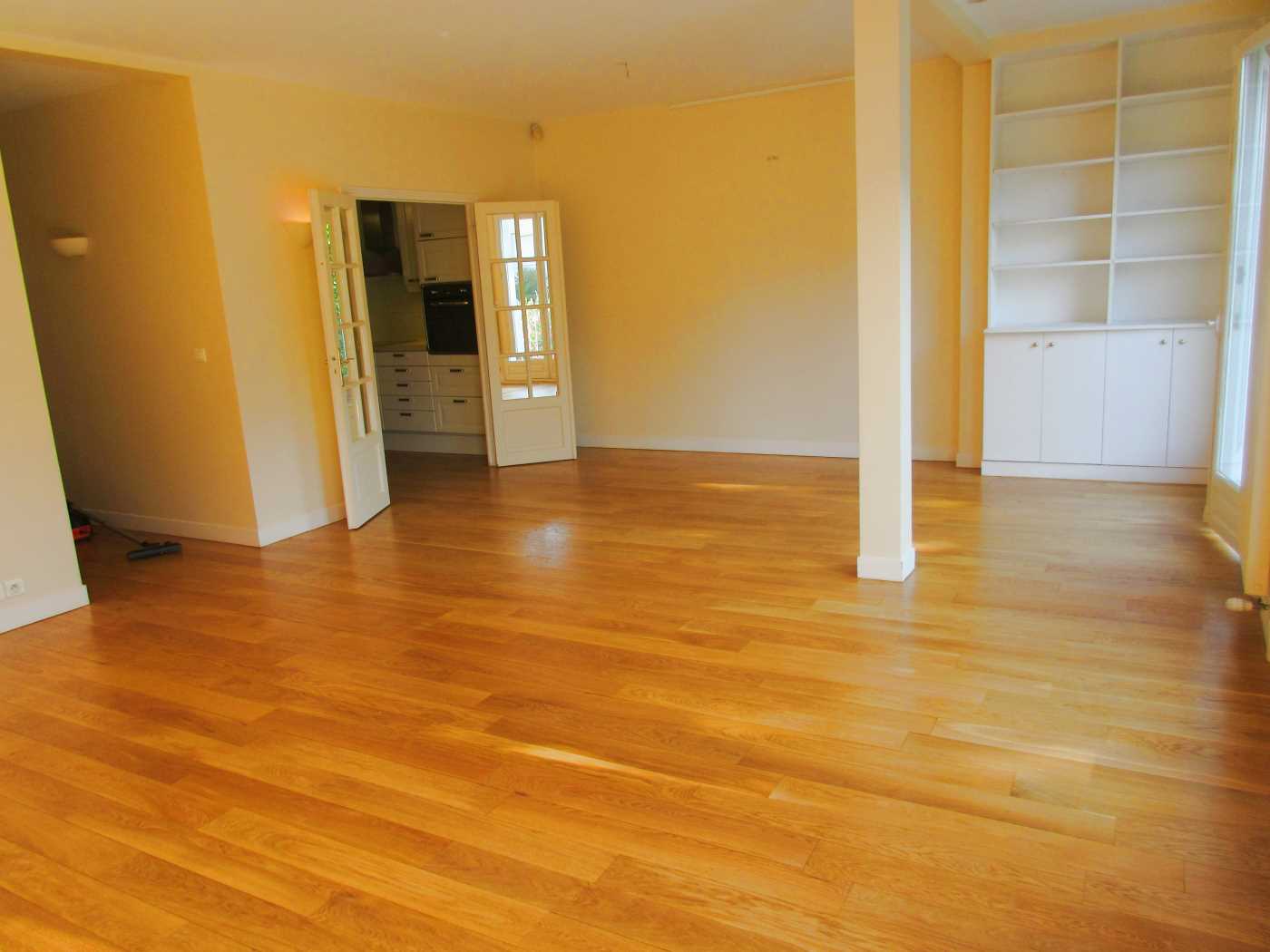 Façade de maison bruxelloise propre et lumineuse prête pour la vente