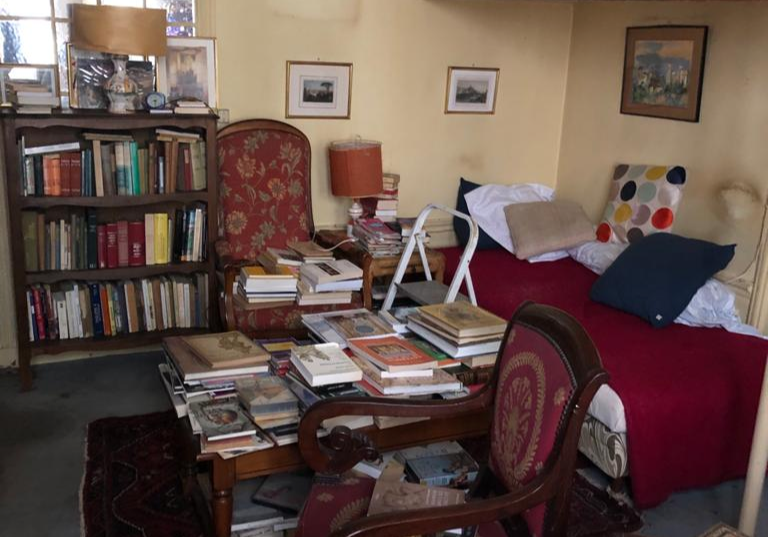 Cartons de déménagement dans un appartement vide